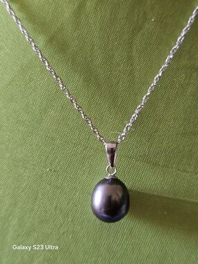 Elegant Black Pearl Pendant Necklace